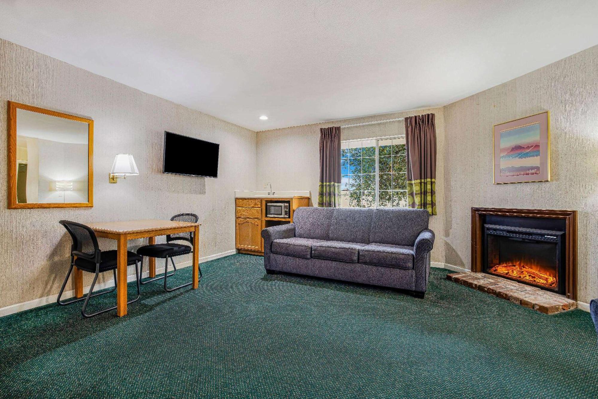 Super 8 By Wyndham Auburn Hotel Exterior foto