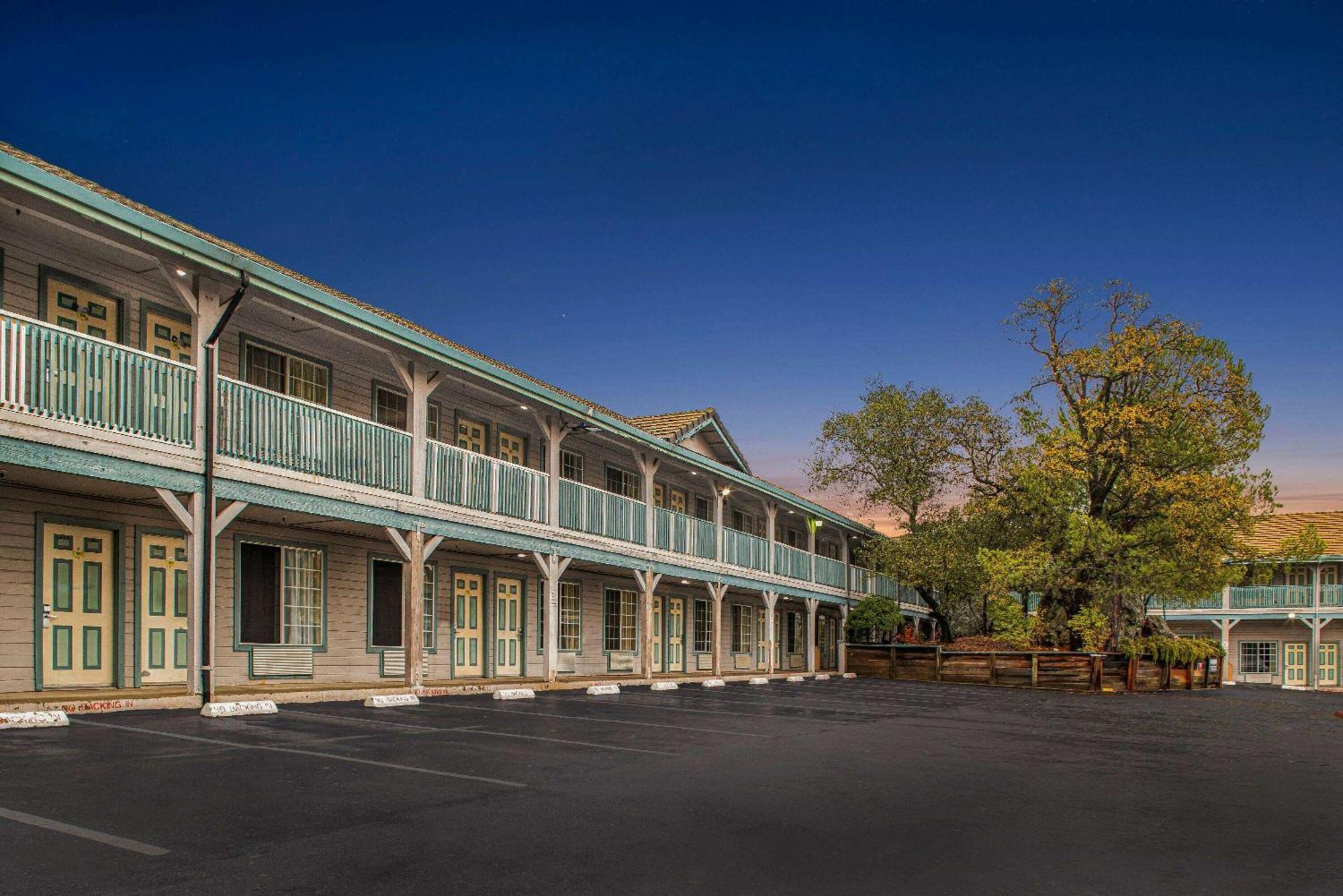 Super 8 By Wyndham Auburn Hotel Exterior foto