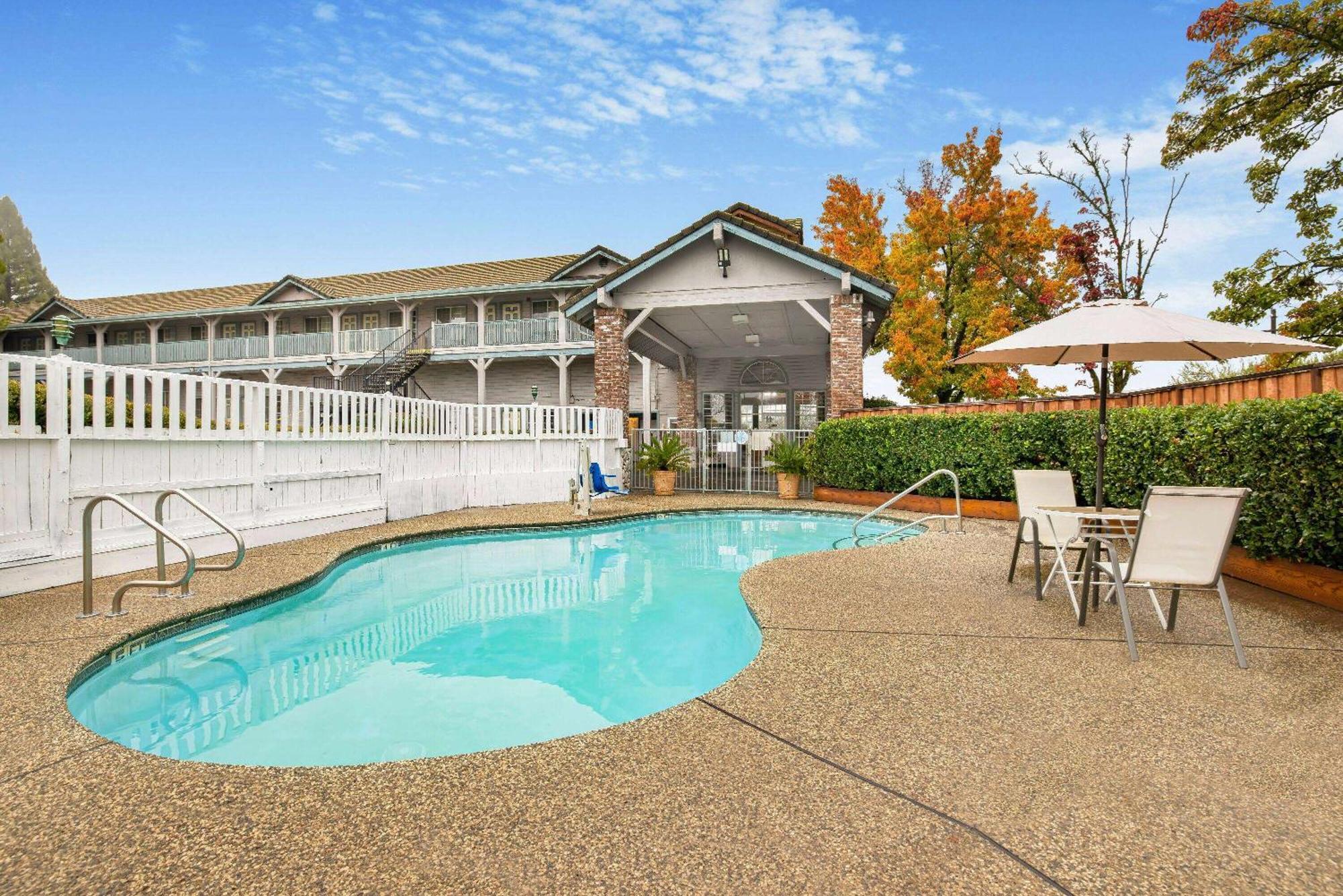 Super 8 By Wyndham Auburn Hotel Exterior foto